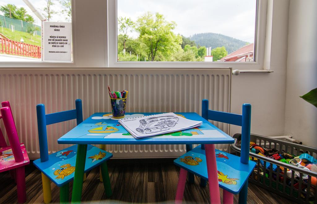 Pensiunea Tinelu Brasov Săcele Esterno foto